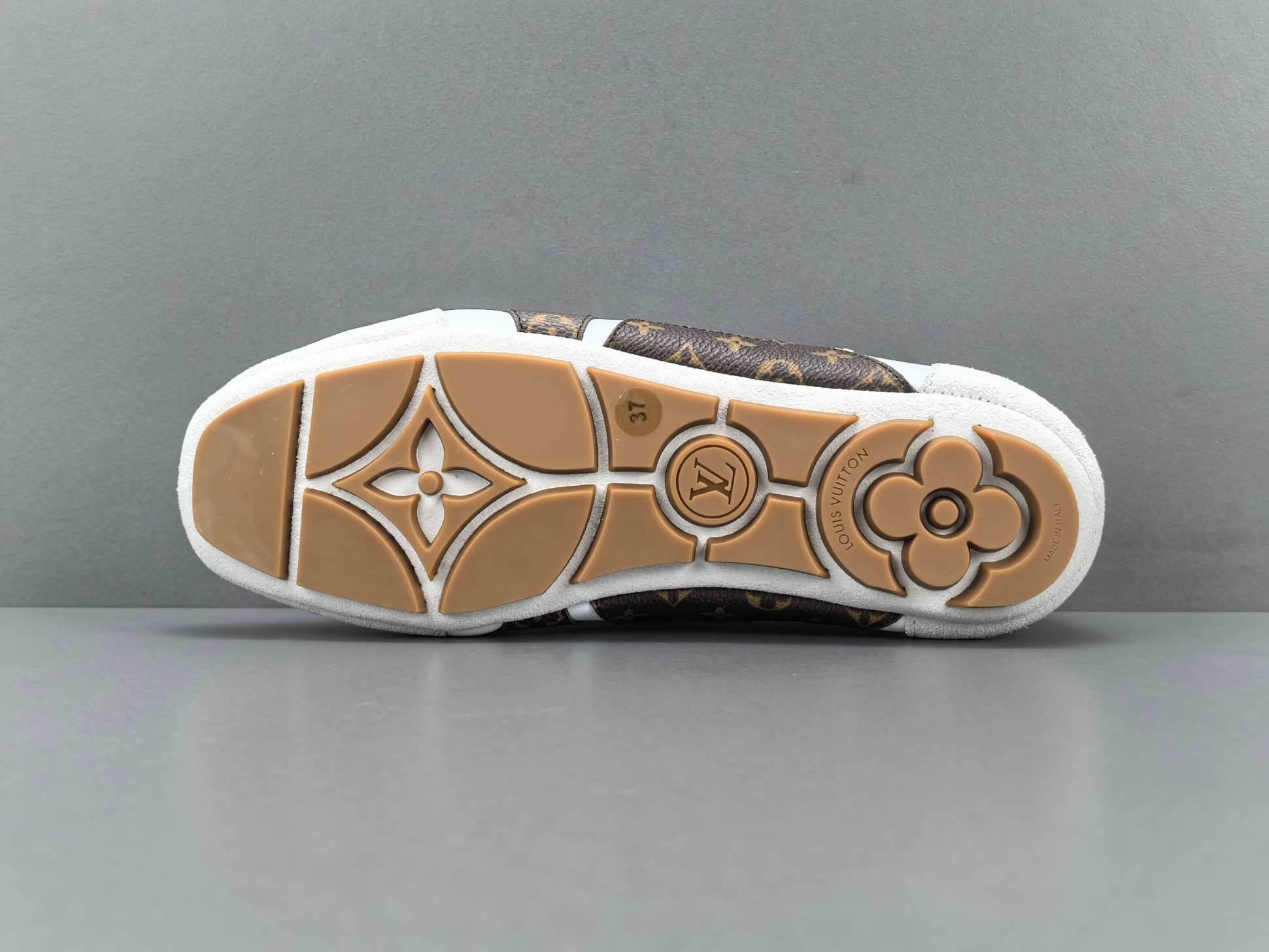 Louis Vuitton Sneakerina German trainer–style women’s casual sneakers made from cowhide leather, featuring a round toe, lace-up closure, ballet-inspired style, thin sole, and low-top design. Suitable for everyday lifestyle and casual wear. Sizes: 35, 36, 37, 38, 39, 40 (Women’s shoes). - Image 12