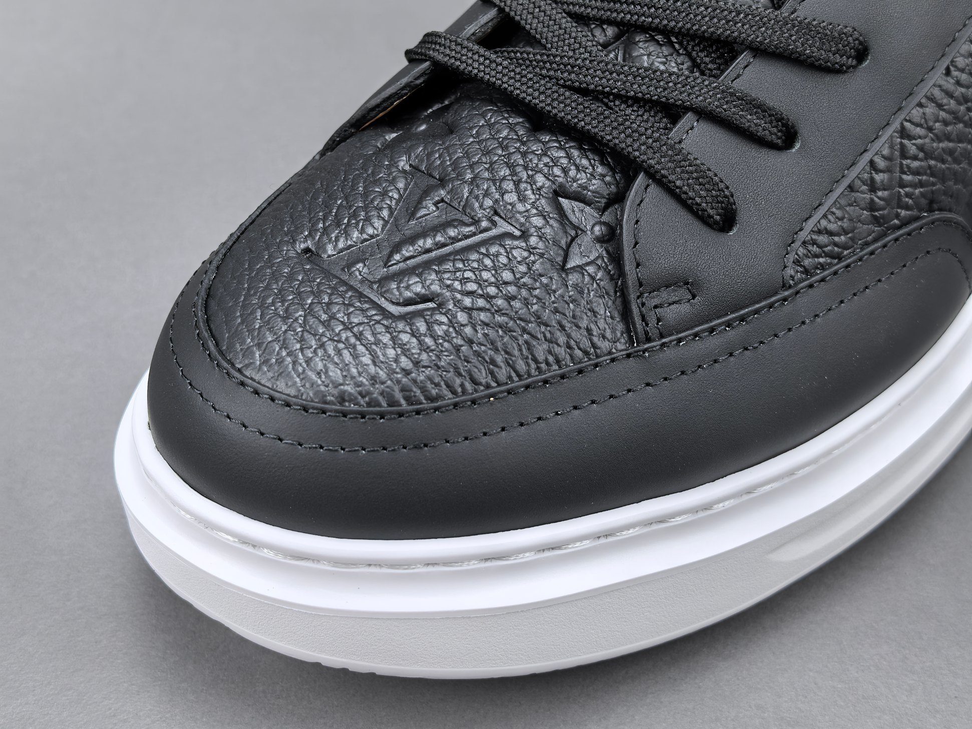 Louis Vuitton Beverly Hills Men’s low-top fashion sneakers in white. Sizes: 38, 39, 40, 41, 42, 43, 44, 45, 46 (Men’s) - Image 8