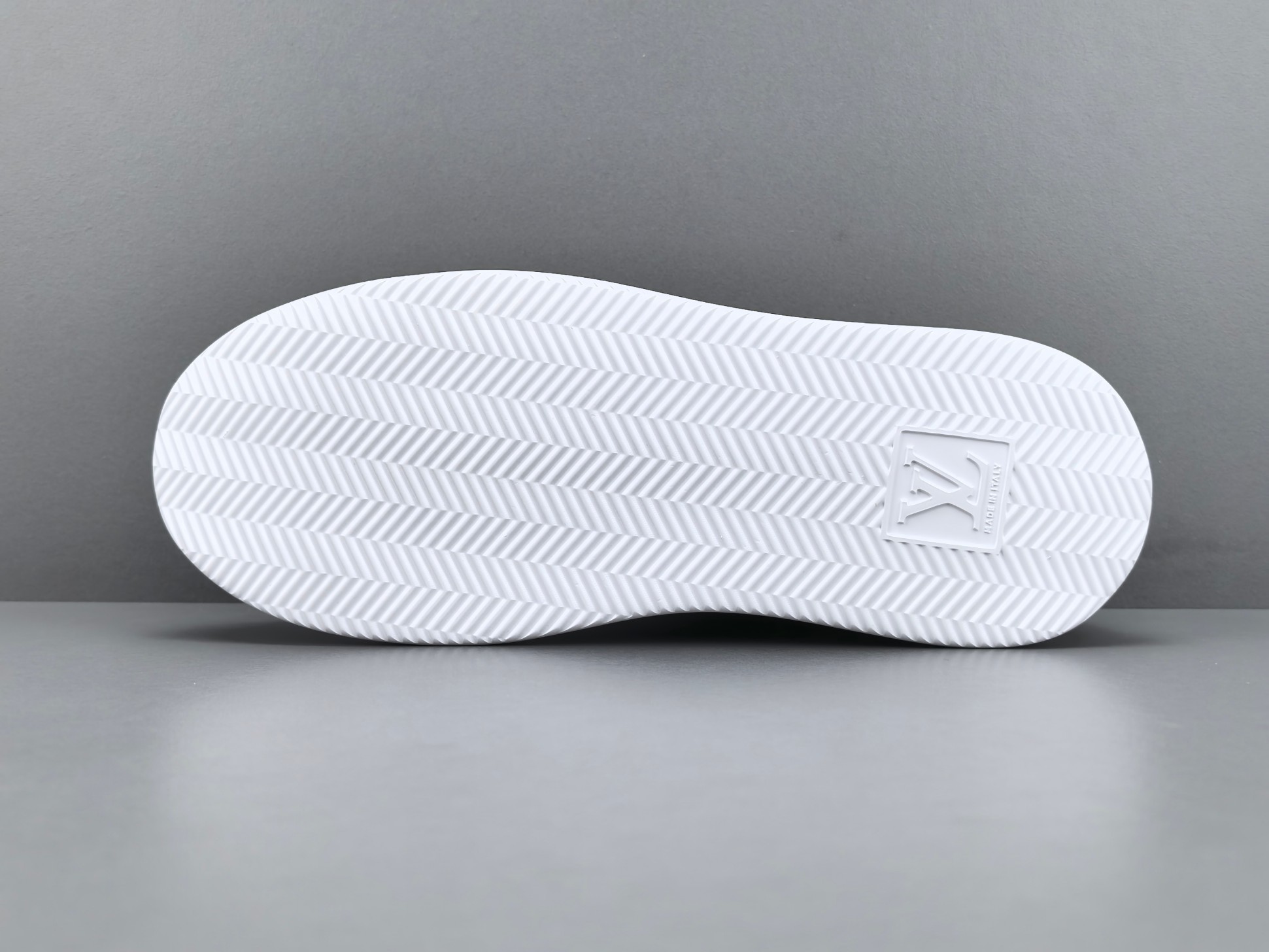 Louis Vuitton Beverly Hills Men’s low-top fashion sneakers in white. Sizes: 38, 39, 40, 41, 42, 43, 44, 45, 46 (Men’s) - Image 9