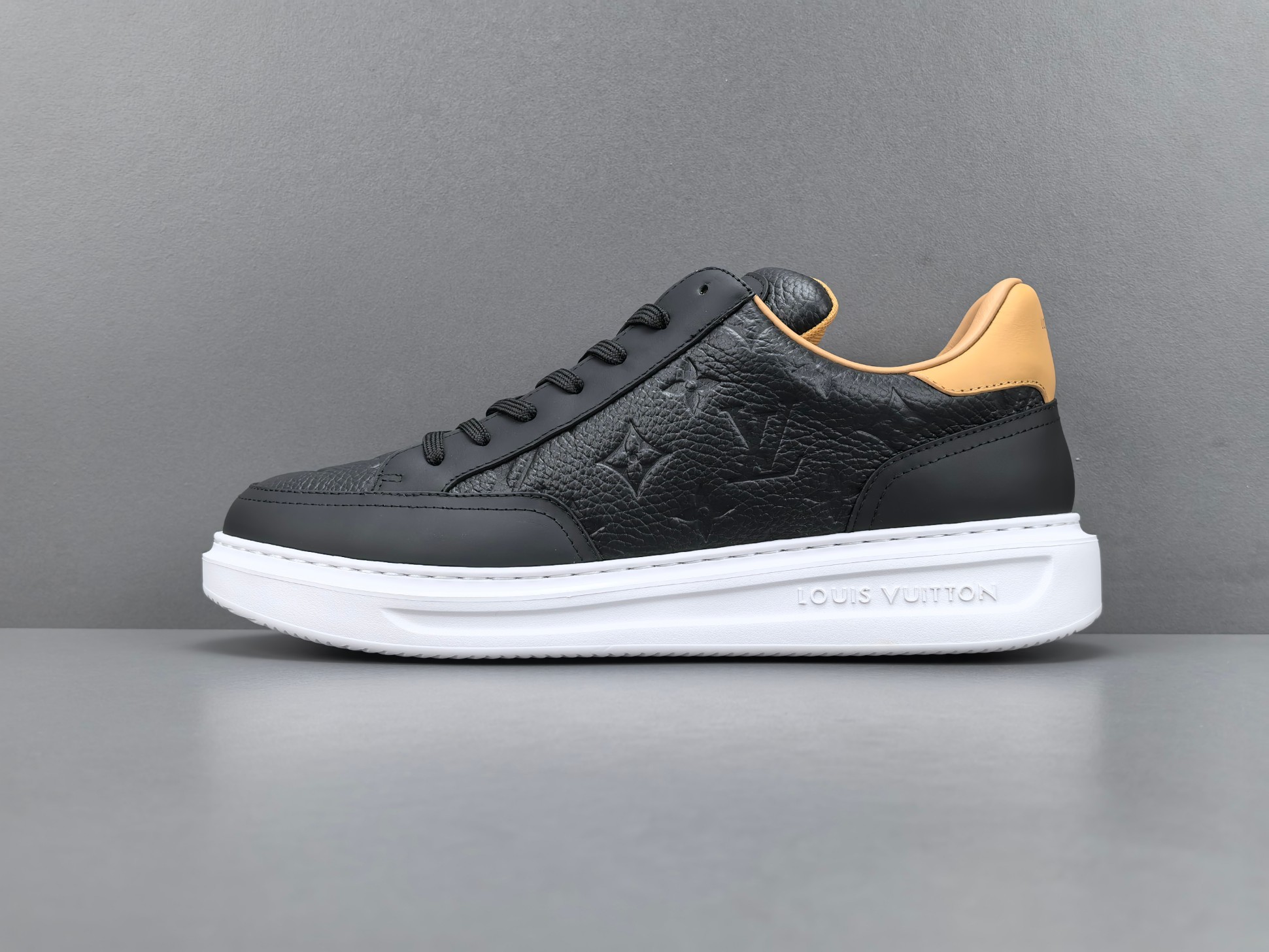 Louis Vuitton Beverly Hills Men’s low-top fashion sneakers in white. Sizes: 38, 39, 40, 41, 42, 43, 44, 45, 46 (Men’s)