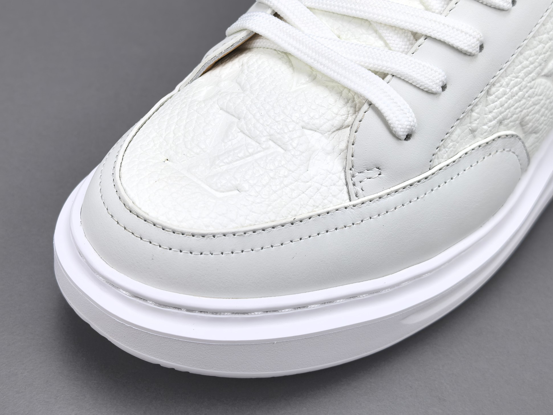 Louis Vuitton Beverly Hills Men’s low-top fashion sneakers in white. Sizes: 38, 39, 40, 41, 42, 43, 44, 45, 46 (Men’s) - Image 3