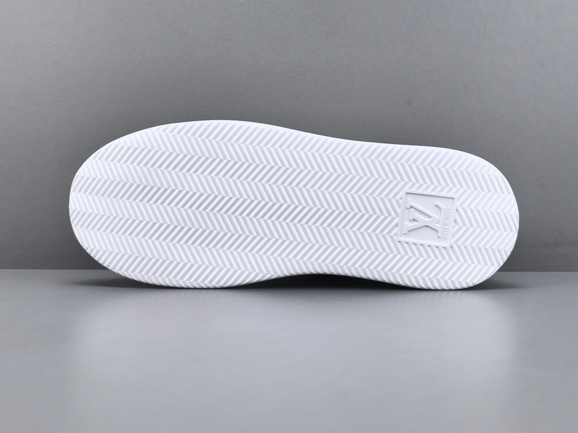 Louis Vuitton Beverly Hills Men’s low-top fashion sneakers in white. Sizes: 38, 39, 40, 41, 42, 43, 44, 45, 46 (Men’s) - Image 12