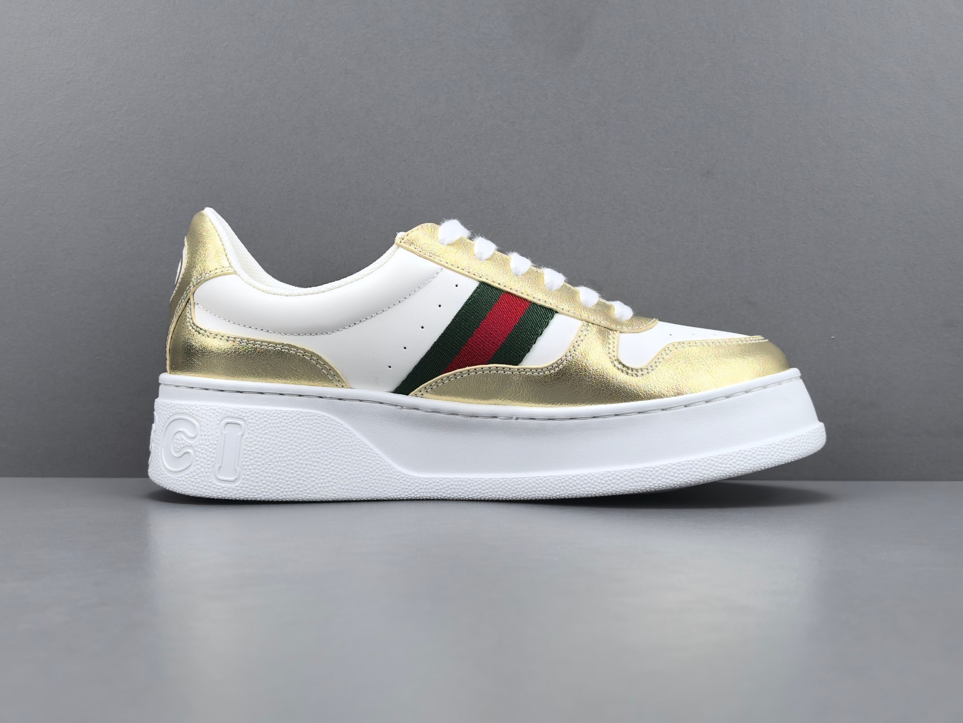 Gucci Chunky “Biscuit” Sneakers Low-top sneakers made from calf leather, featuring a round toe and lace-up closure. Sizes: 35, 36, 37, 38, 39, 40, 41, 42, 43, 44, 45 (Unisex).