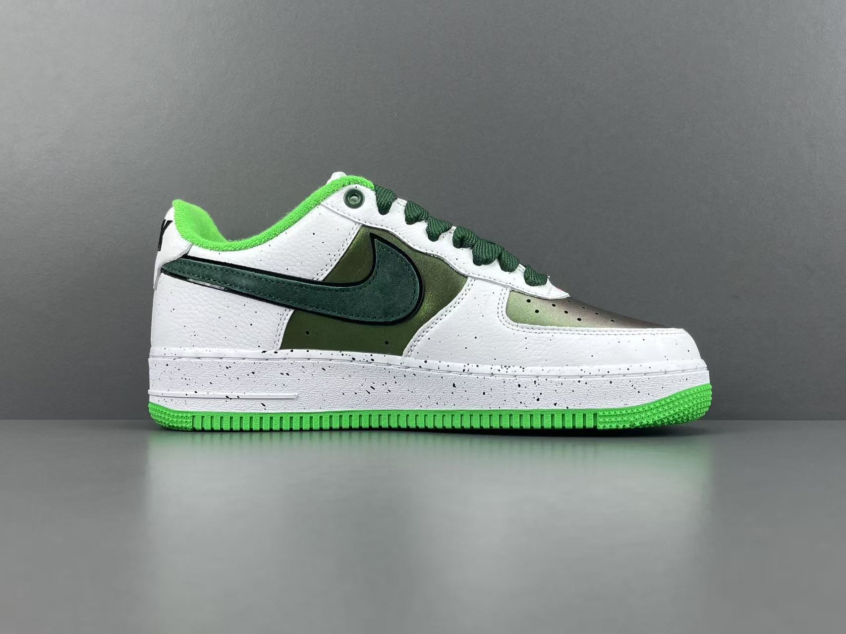 Nike x DOAF Air Force 1 “Egg or Duck” Low-top sneakers in white and green, featuring a comfortable and soft design. Suitable for men and women (unisex).