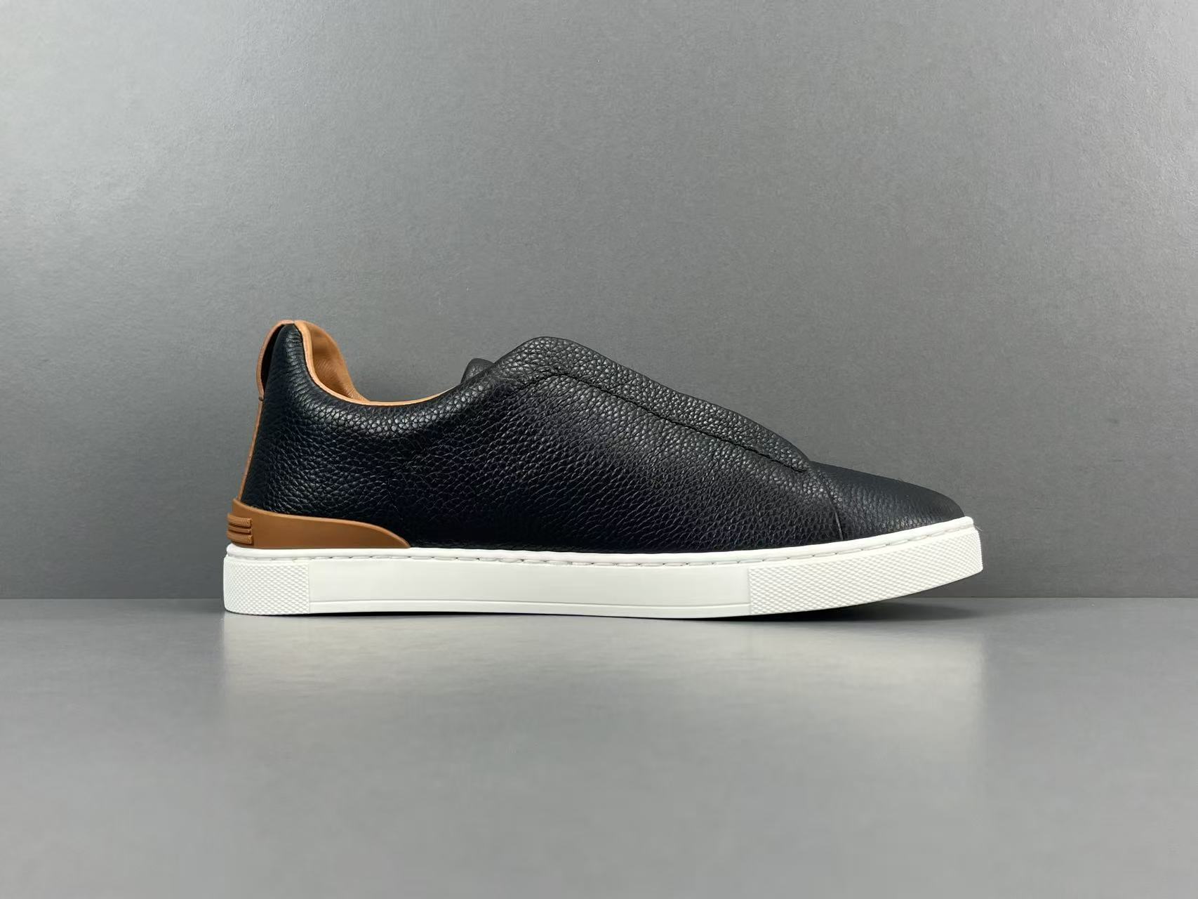Ermenegildo Zegna Zegan Triple Stitch Men’s low-top sneakers made of leather, featuring a round toe and flat sole. Sizes: 39, 40, 41, 42, 43, 44, 45.