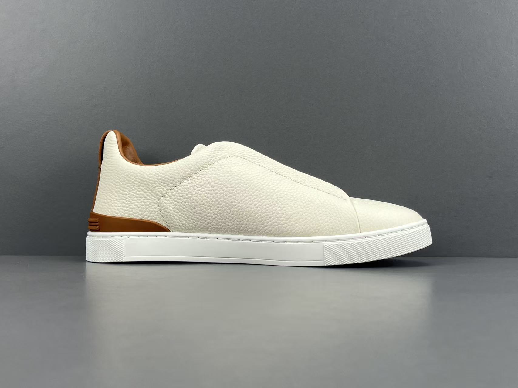 Ermenegildo Zegna Zegan Triple Stitch Men’s low-top sneakers made of leather, featuring a round toe and flat sole. Sizes: 39, 40, 41, 42, 43, 44, 45.