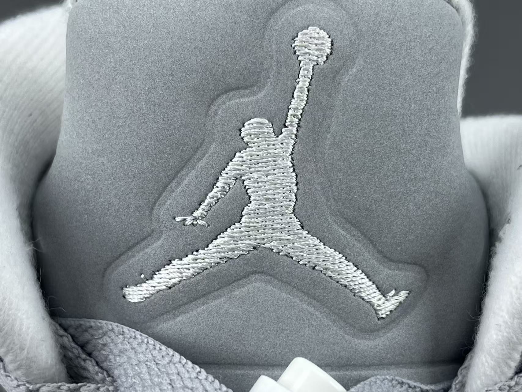 Nike Air Jordan 4 Retro "Lakeshow" Mid-top retro basketball sneakers in purple, featuring comfortable, versatile wear and durable construction, inspired by the Lakers colorway. Suitable for men and women (unisex). - Image 3