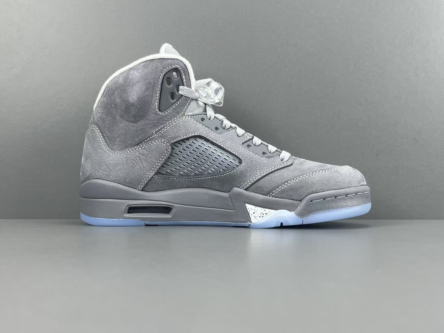Nike Air Jordan 4 Retro "Lakeshow" Mid-top retro basketball sneakers in purple, featuring comfortable, versatile wear and durable construction, inspired by the Lakers colorway. Suitable for men and women (unisex).