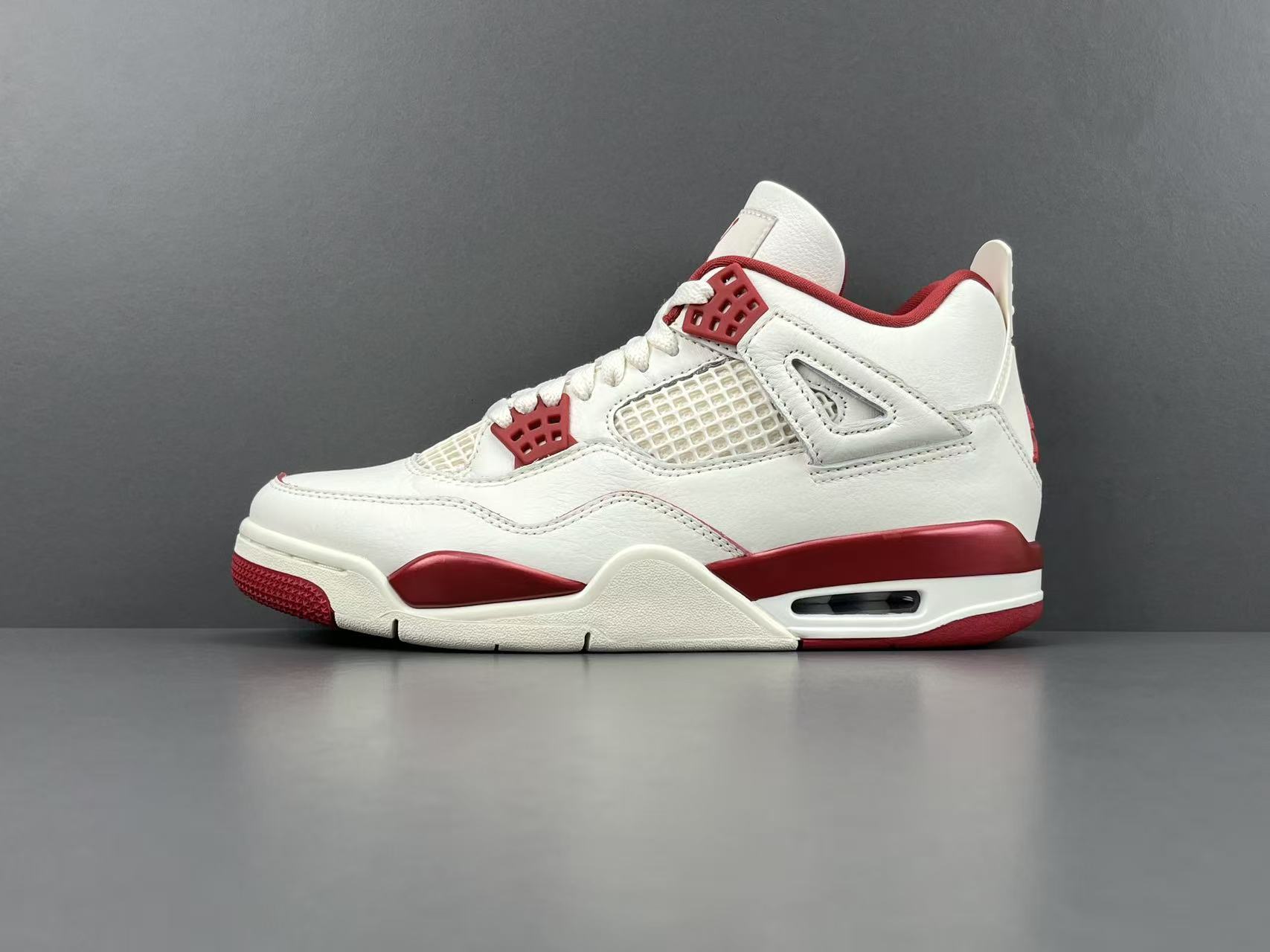 Nike Jordan Air Jordan 4 Retro “Sierra Red” Mid-top retro basketball sneakers in off-red, featuring comfortable, versatile wear and a slip-resistant, durable sole. Suitable for men and women (unisex).