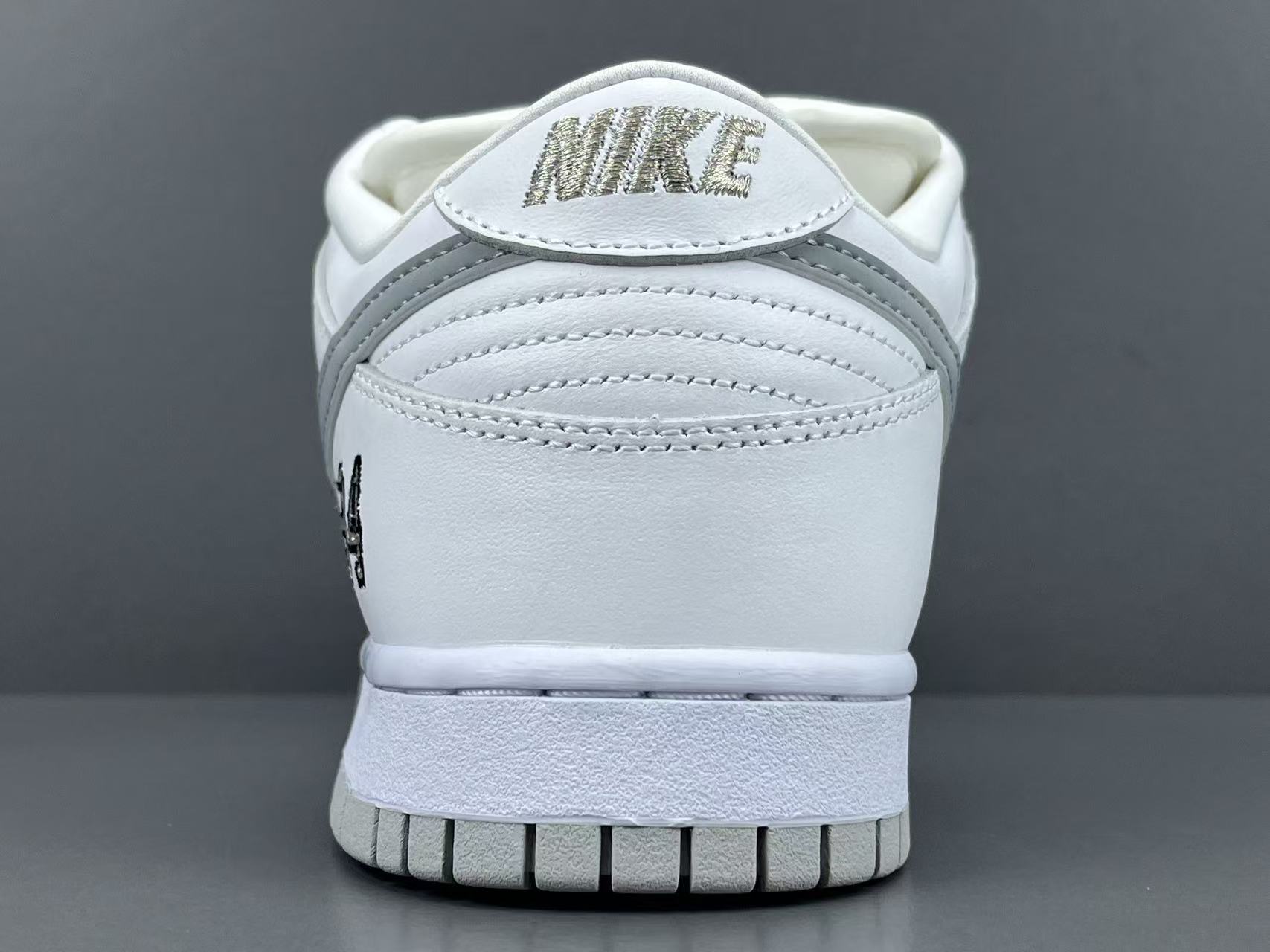 Nike x Supreme Dunk SB Low Low-top skate sneakers featuring comfortable wear, Asia-exclusive edition, and slip-resistant, durable sole. Suitable for men and women (unisex). - Image 3