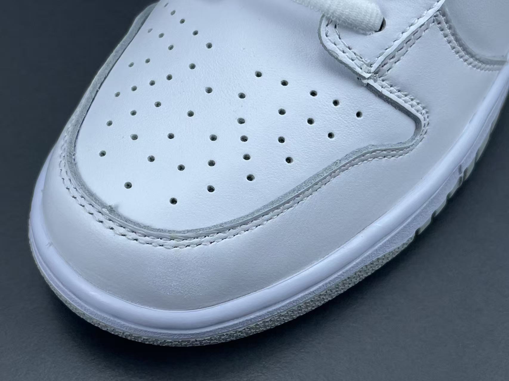 Nike x Supreme Dunk SB Low Low-top skate sneakers featuring comfortable wear, Asia-exclusive edition, and slip-resistant, durable sole. Suitable for men and women (unisex). - Image 4