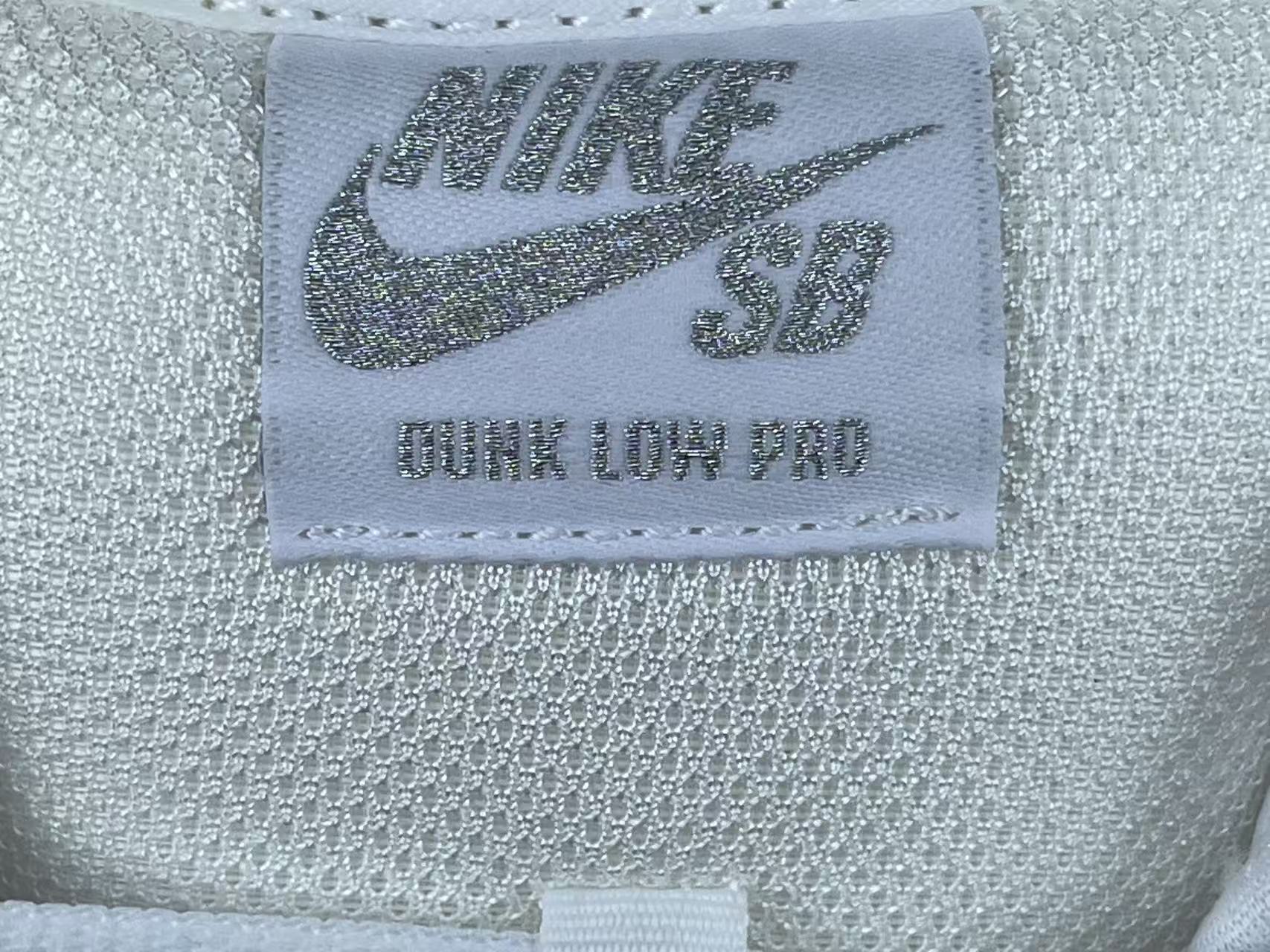 Nike x Supreme Dunk SB Low Low-top skate sneakers featuring comfortable wear, Asia-exclusive edition, and slip-resistant, durable sole. Suitable for men and women (unisex). - Image 5