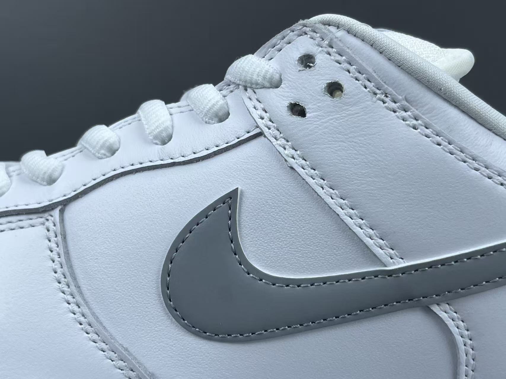 Nike x Supreme Dunk SB Low Low-top skate sneakers featuring comfortable wear, Asia-exclusive edition, and slip-resistant, durable sole. Suitable for men and women (unisex). - Image 9
