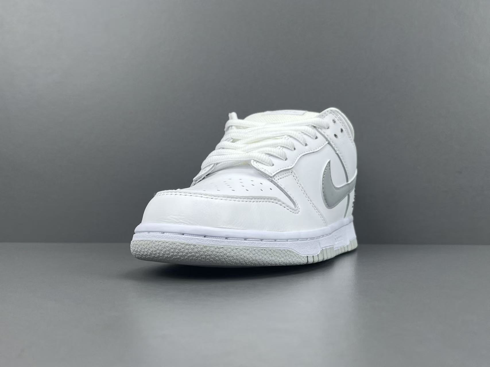 Nike x Supreme Dunk SB Low Low-top skate sneakers featuring comfortable wear, Asia-exclusive edition, and slip-resistant, durable sole. Suitable for men and women (unisex). - Image 10