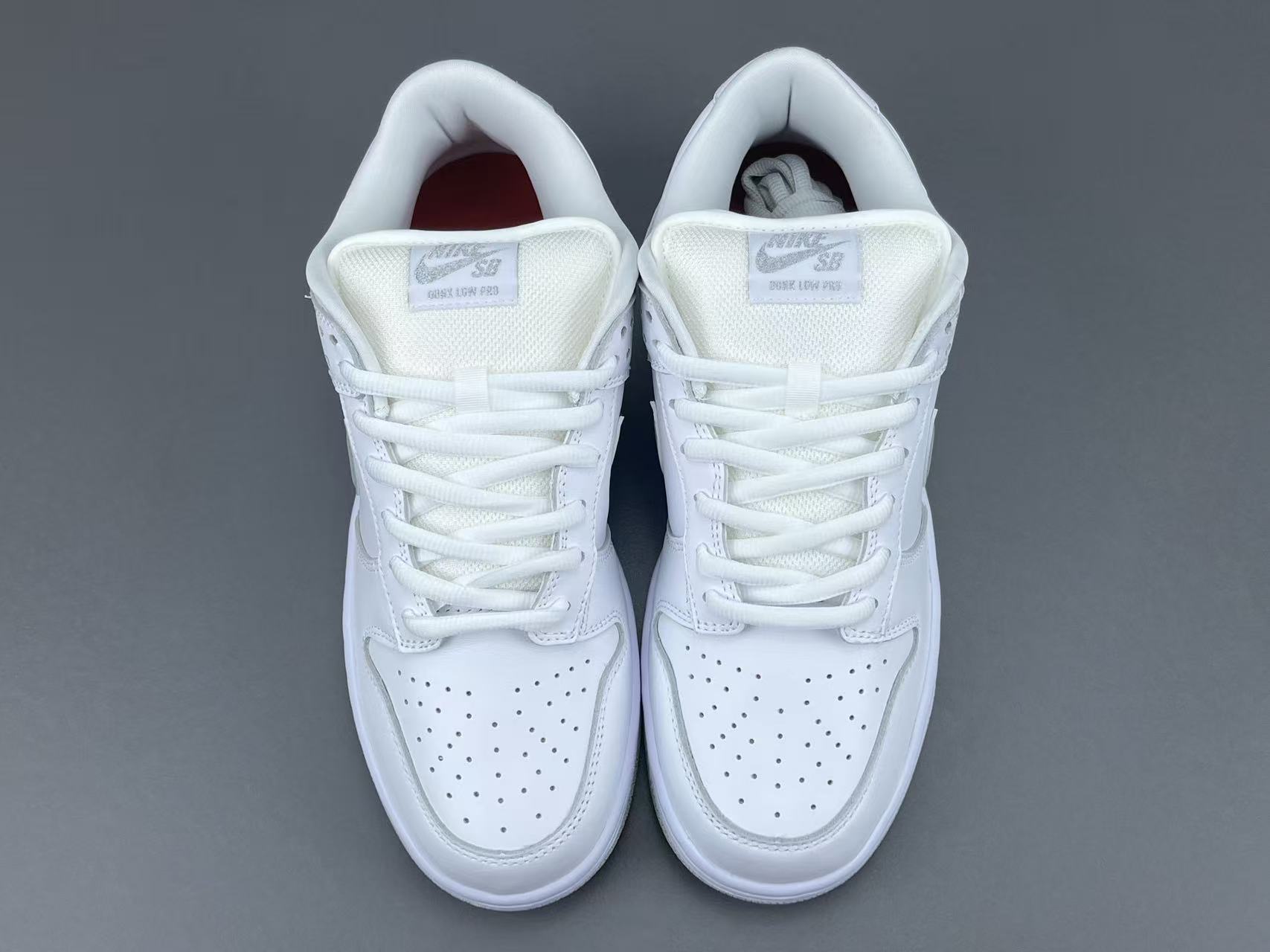 Nike x Supreme Dunk SB Low Low-top skate sneakers featuring comfortable wear, Asia-exclusive edition, and slip-resistant, durable sole. Suitable for men and women (unisex). - Image 12