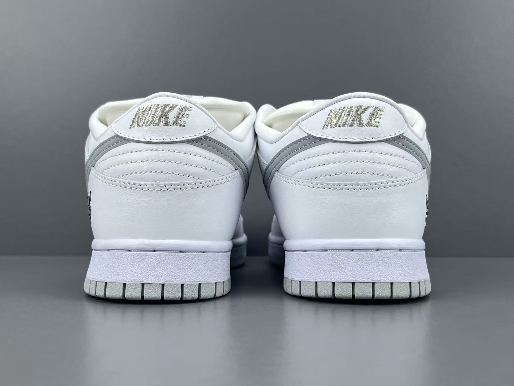 Nike x Supreme Dunk SB Low Low-top skate sneakers featuring comfortable wear, Asia-exclusive edition, and slip-resistant, durable sole. Suitable for men and women (unisex). - Image 13