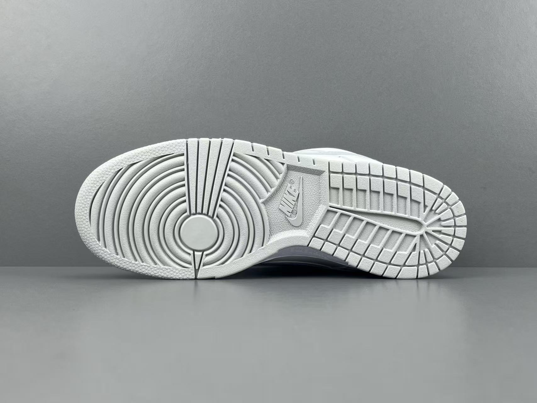 Nike x Supreme Dunk SB Low Low-top skate sneakers featuring comfortable wear, Asia-exclusive edition, and slip-resistant, durable sole. Suitable for men and women (unisex). - Image 14