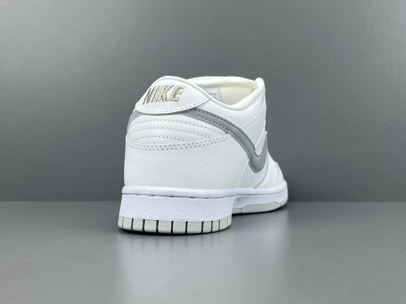 Nike x Supreme Dunk SB Low Low-top skate sneakers featuring comfortable wear, Asia-exclusive edition, and slip-resistant, durable sole. Suitable for men and women (unisex). - Image 15
