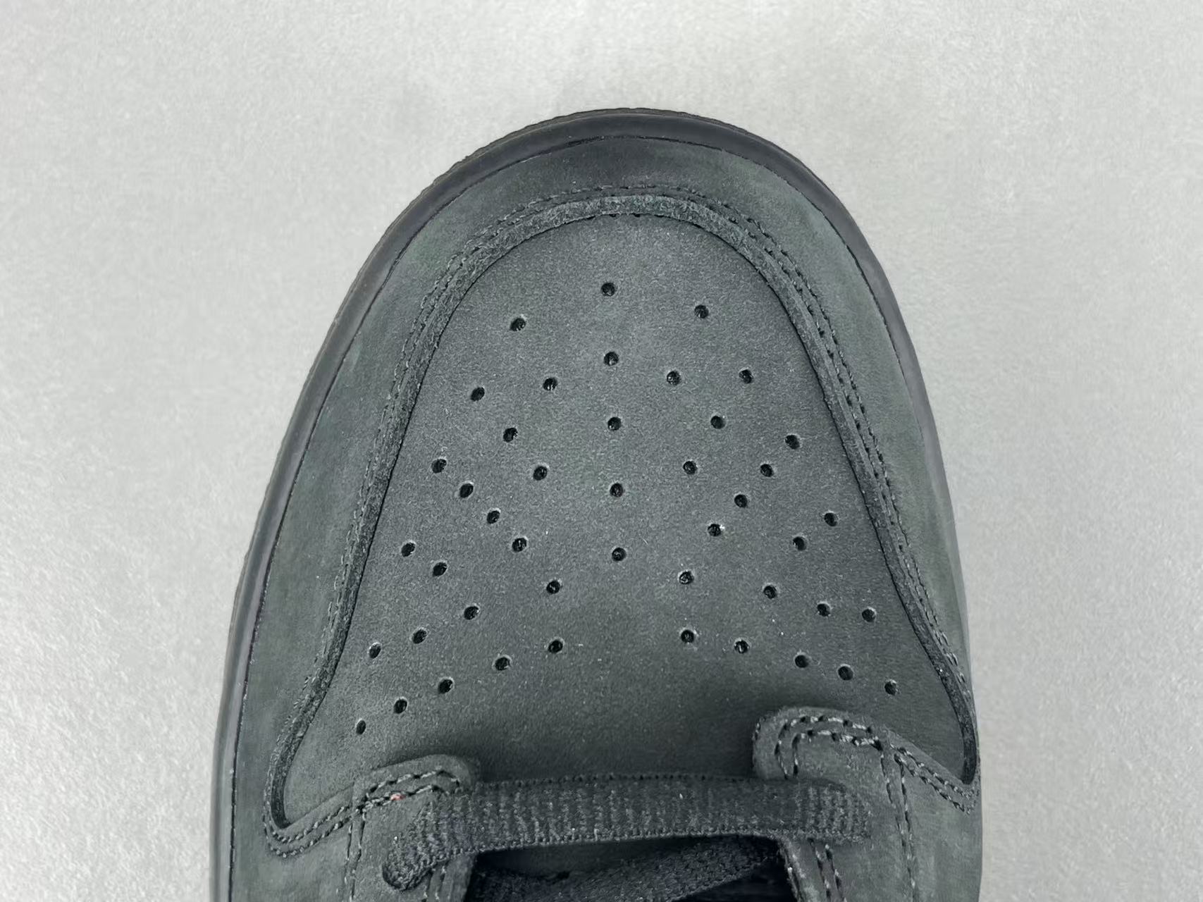 Nike x Supreme Dunk SB Low Low-top skate sneakers in black, featuring soft and comfortable wear, slip-resistant and durable sole. Suitable for men and women (unisex). - Image 3