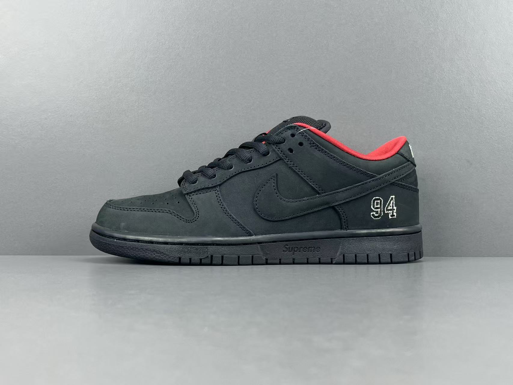 Nike x Supreme Dunk SB Low Low-top skate sneakers in black, featuring soft and comfortable wear, slip-resistant and durable sole. Suitable for men and women (unisex).