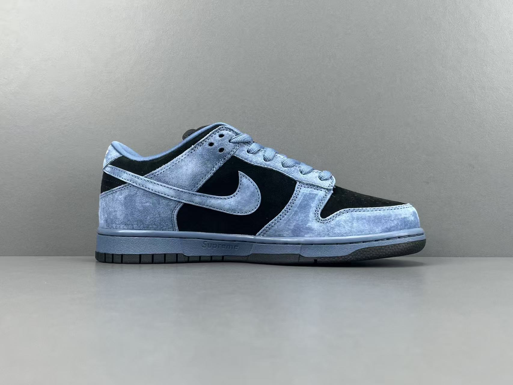 Nike x Supreme Dunk SB Low Low-top skate sneakers in black and blue, featuring soft and comfortable wear and a slip-resistant, durable sole. Suitable for men and women (unisex).