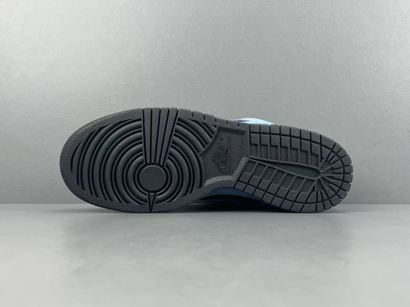 Nike x Supreme Dunk SB Low Low-top skate sneakers in black and blue, featuring soft and comfortable wear and a slip-resistant, durable sole. Suitable for men and women (unisex). - Image 14