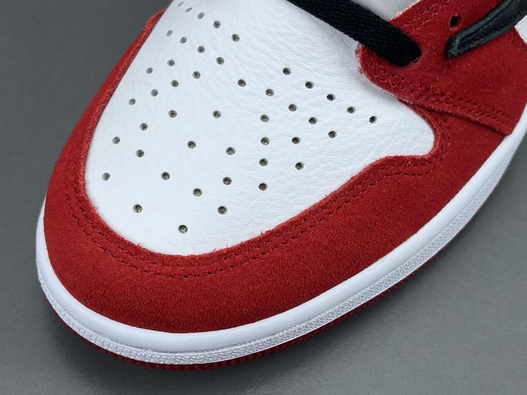 Jordan x Travis Scott Air Jordan 1 High OG TS SP High-top collaborative basketball sneakers featuring the reverse Swoosh “Chicago” colorway. - Image 3