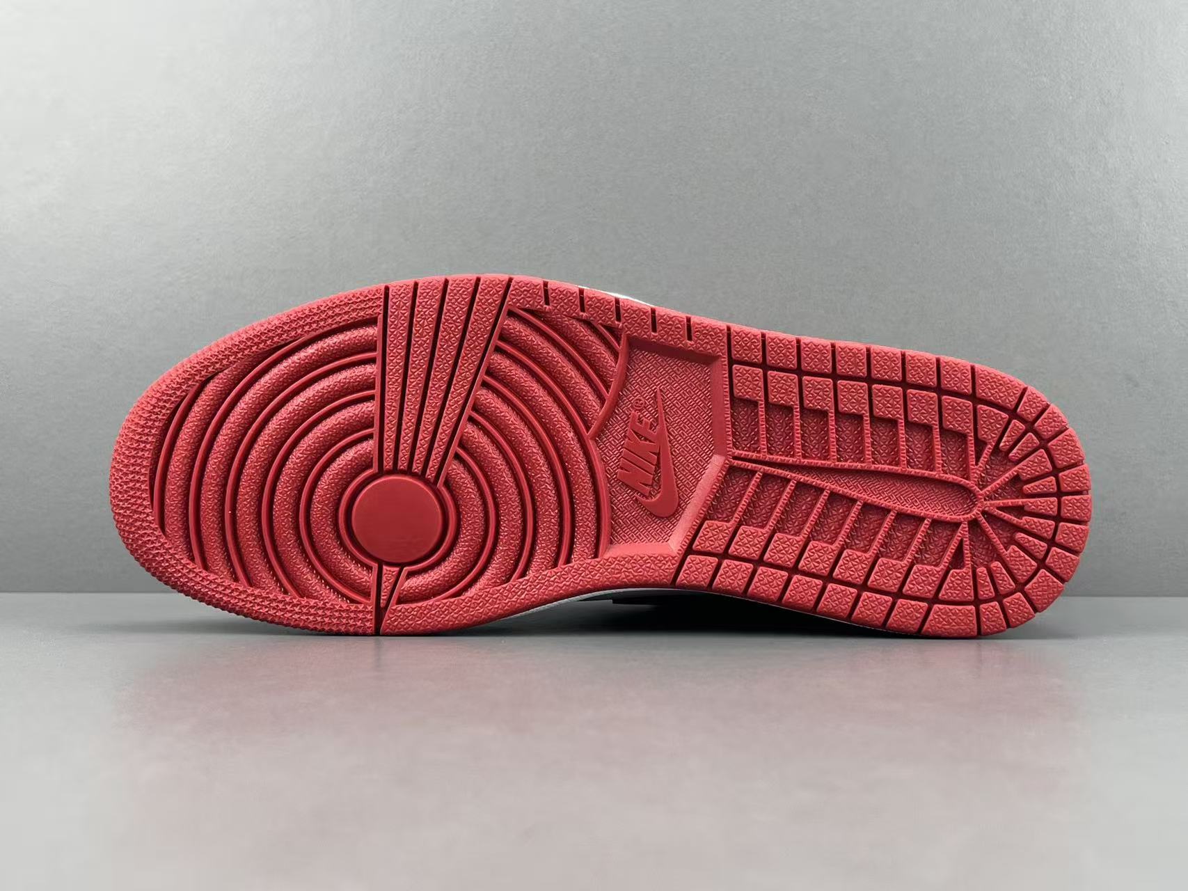 Jordan x Travis Scott Air Jordan 1 High OG TS SP High-top collaborative basketball sneakers featuring the reverse Swoosh “Chicago” colorway. - Image 12