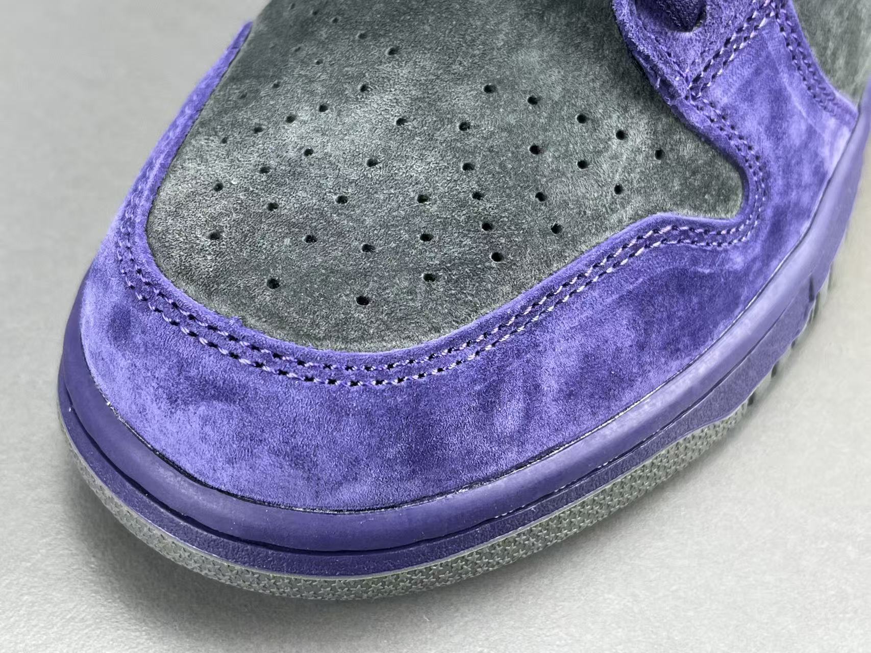Nike x Supreme Dunk SB Low Low-top skate sneakers in purple, featuring comfortable wear, Europe-exclusive edition, and slip-resistant, durable sole. Suitable for men and women (unisex). - Image 4