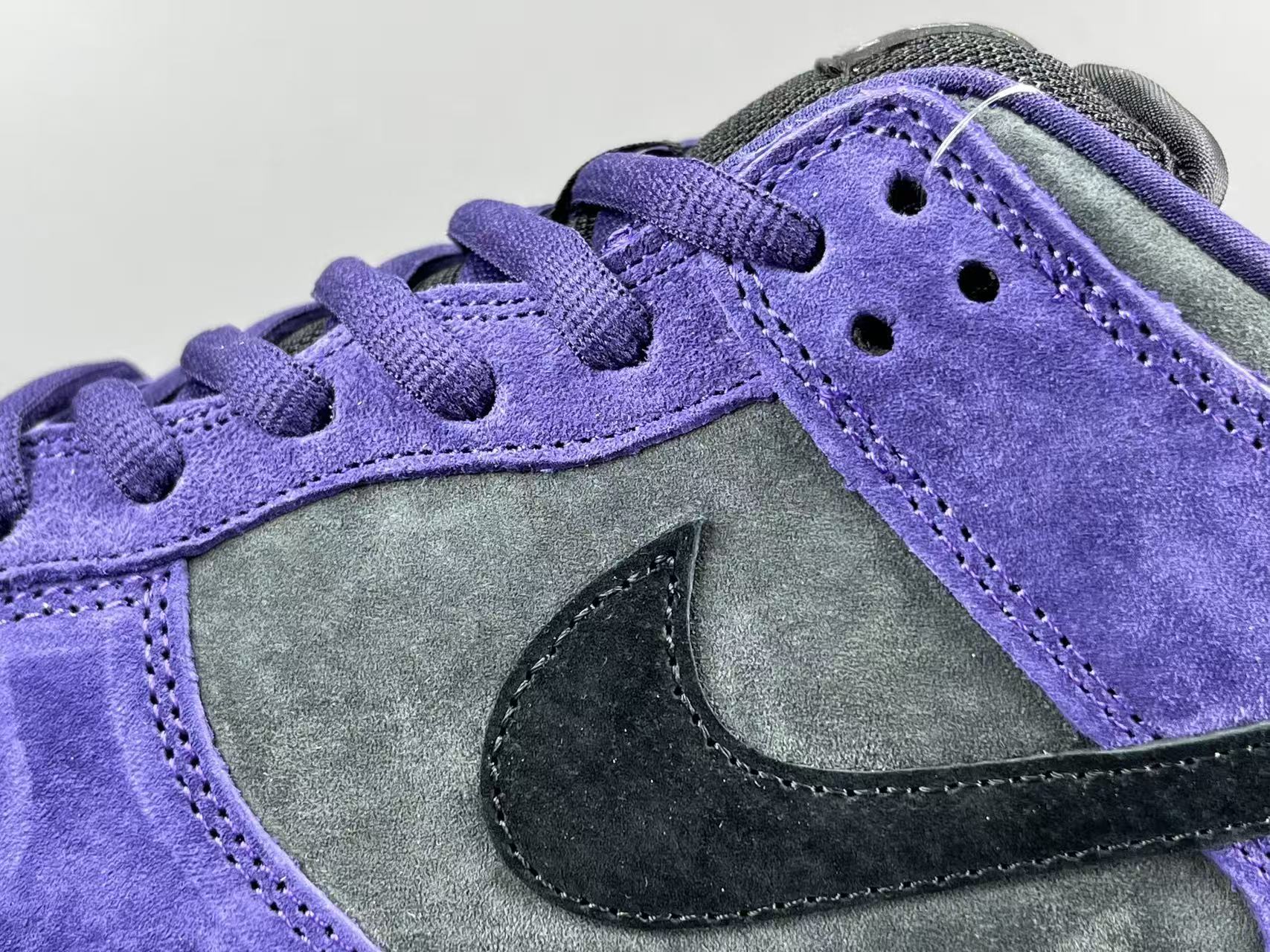 Nike x Supreme Dunk SB Low Low-top skate sneakers in purple, featuring comfortable wear, Europe-exclusive edition, and slip-resistant, durable sole. Suitable for men and women (unisex). - Image 6