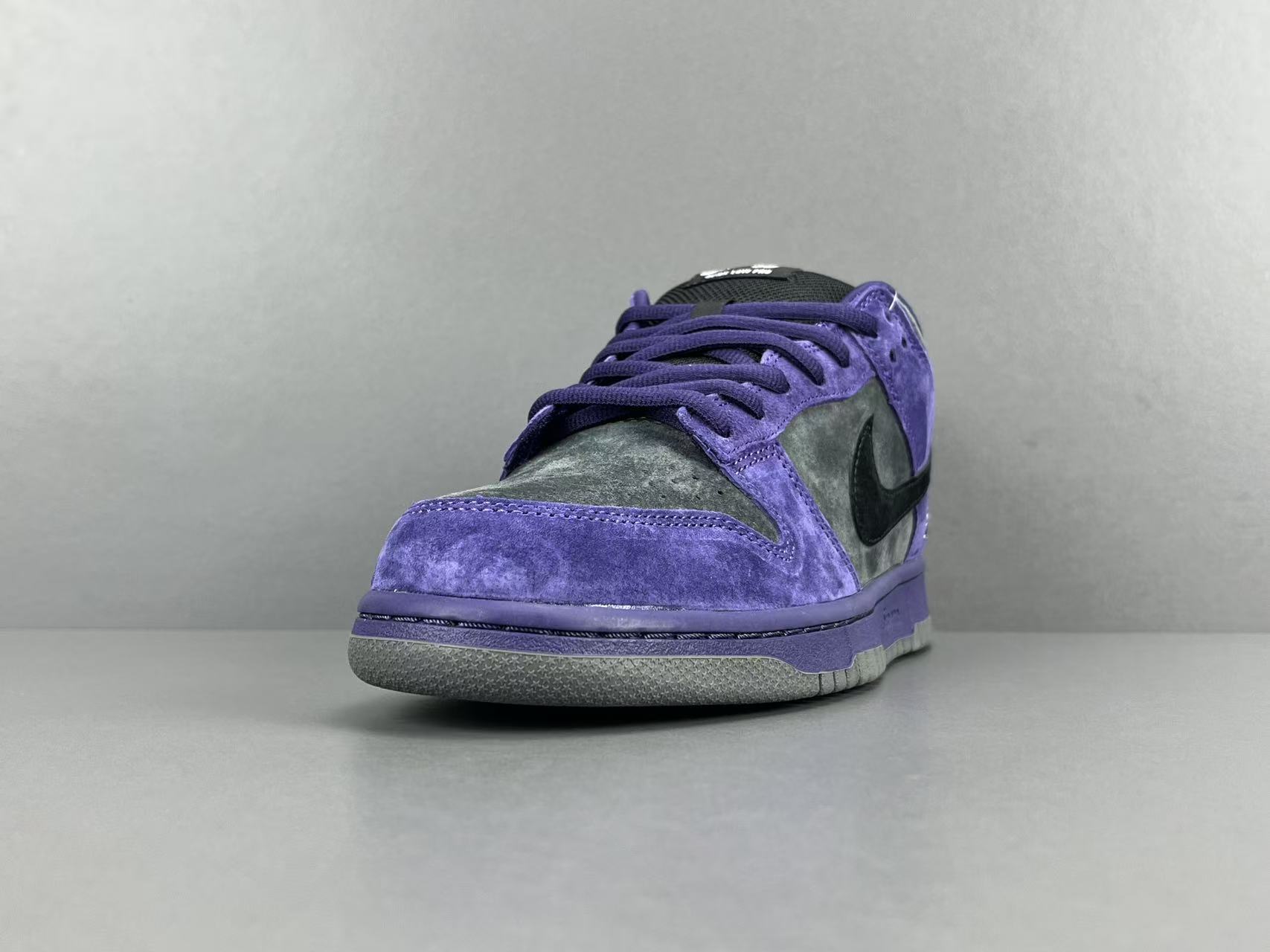 Nike x Supreme Dunk SB Low Low-top skate sneakers in purple, featuring comfortable wear, Europe-exclusive edition, and slip-resistant, durable sole. Suitable for men and women (unisex). - Image 10