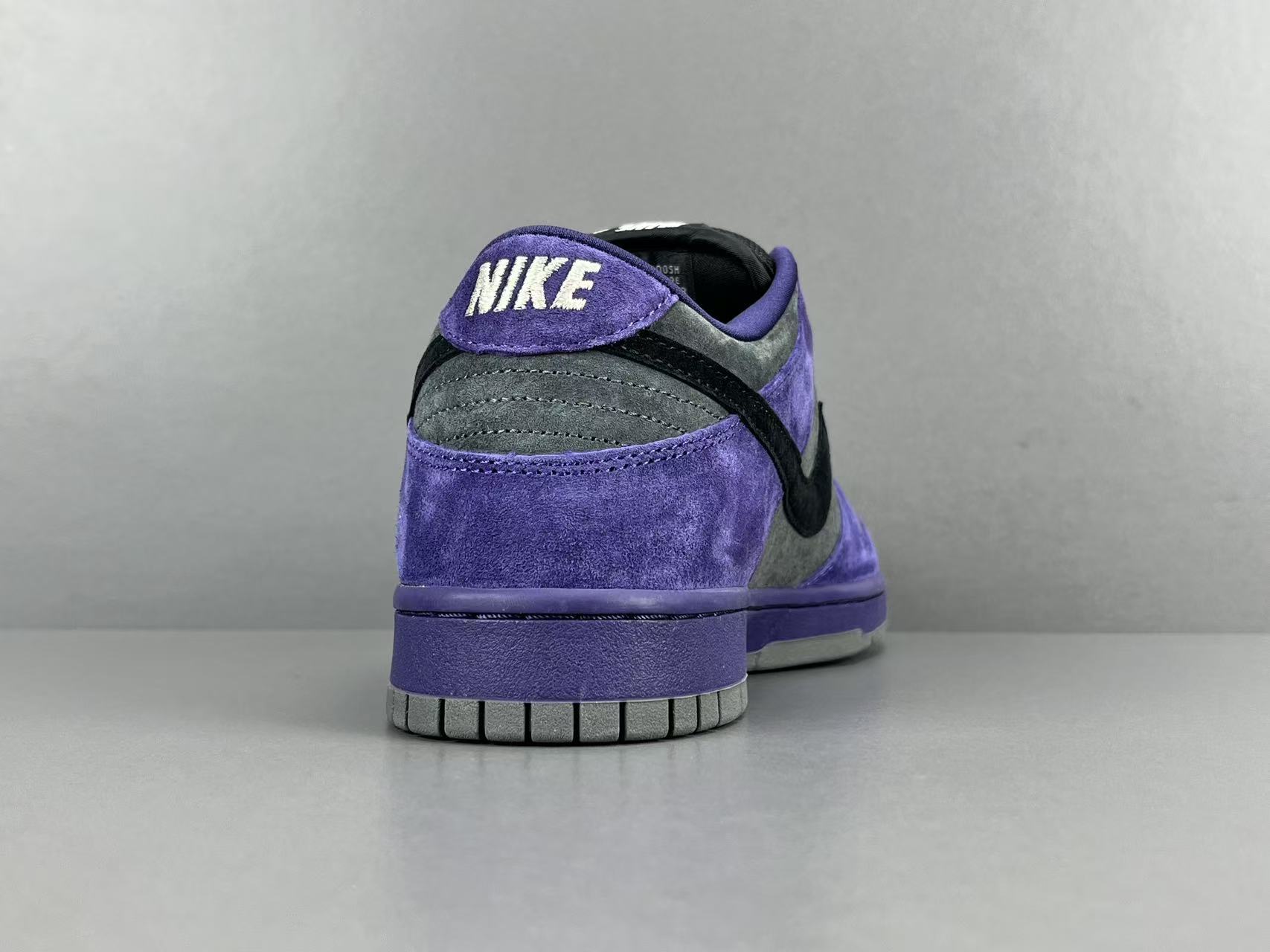 Nike x Supreme Dunk SB Low Low-top skate sneakers in purple, featuring comfortable wear, Europe-exclusive edition, and slip-resistant, durable sole. Suitable for men and women (unisex). - Image 11