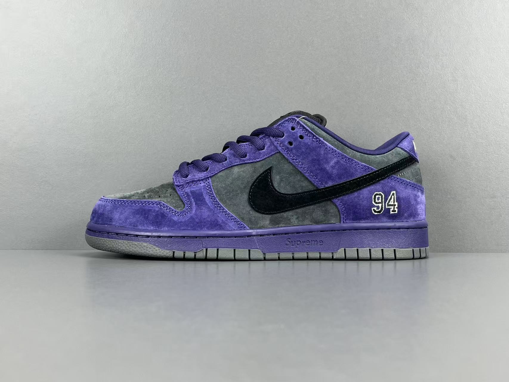 Nike x Supreme Dunk SB Low Low-top skate sneakers in purple, featuring comfortable wear, Europe-exclusive edition, and slip-resistant, durable sole. Suitable for men and women (unisex). - Image 12
