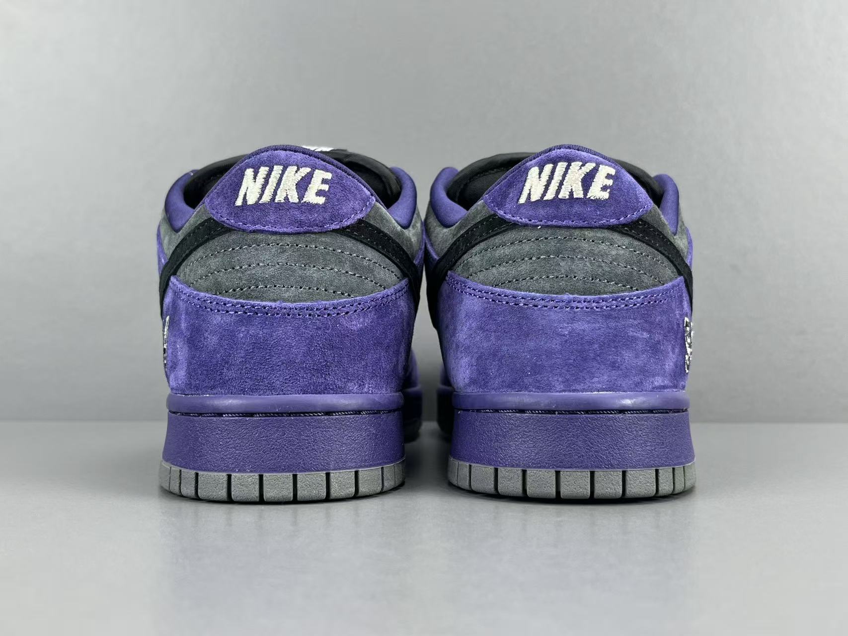 Nike x Supreme Dunk SB Low Low-top skate sneakers in purple, featuring comfortable wear, Europe-exclusive edition, and slip-resistant, durable sole. Suitable for men and women (unisex). - Image 13