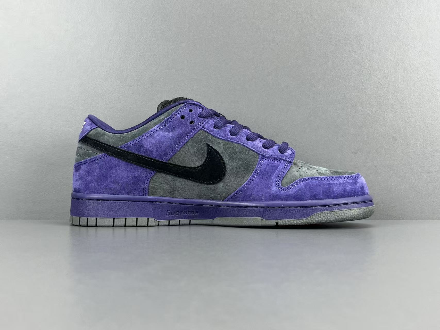 Nike x Supreme Dunk SB Low Low-top skate sneakers in purple, featuring comfortable wear, Europe-exclusive edition, and slip-resistant, durable sole. Suitable for men and women (unisex).