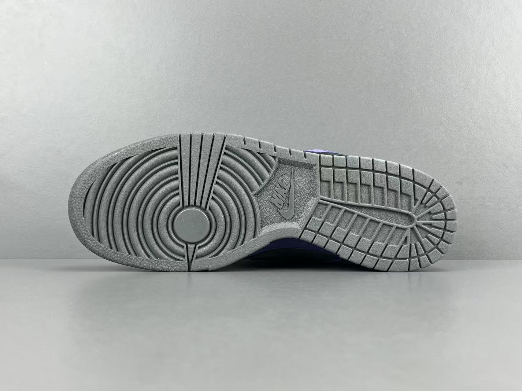 Nike x Supreme Dunk SB Low Low-top skate sneakers in purple, featuring comfortable wear, Europe-exclusive edition, and slip-resistant, durable sole. Suitable for men and women (unisex). - Image 15