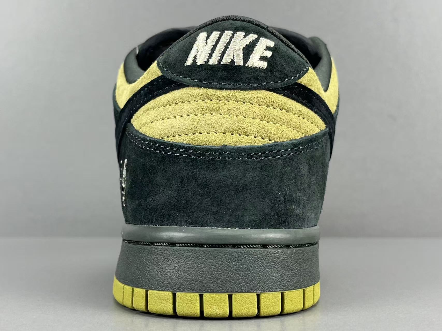 Nike x Supreme Dunk SB Low Low-top skate sneakers in yellow and black, featuring comfortable wear, Asia-exclusive edition, and slip-resistant, durable sole. Suitable for men and women (unisex). - Image 3