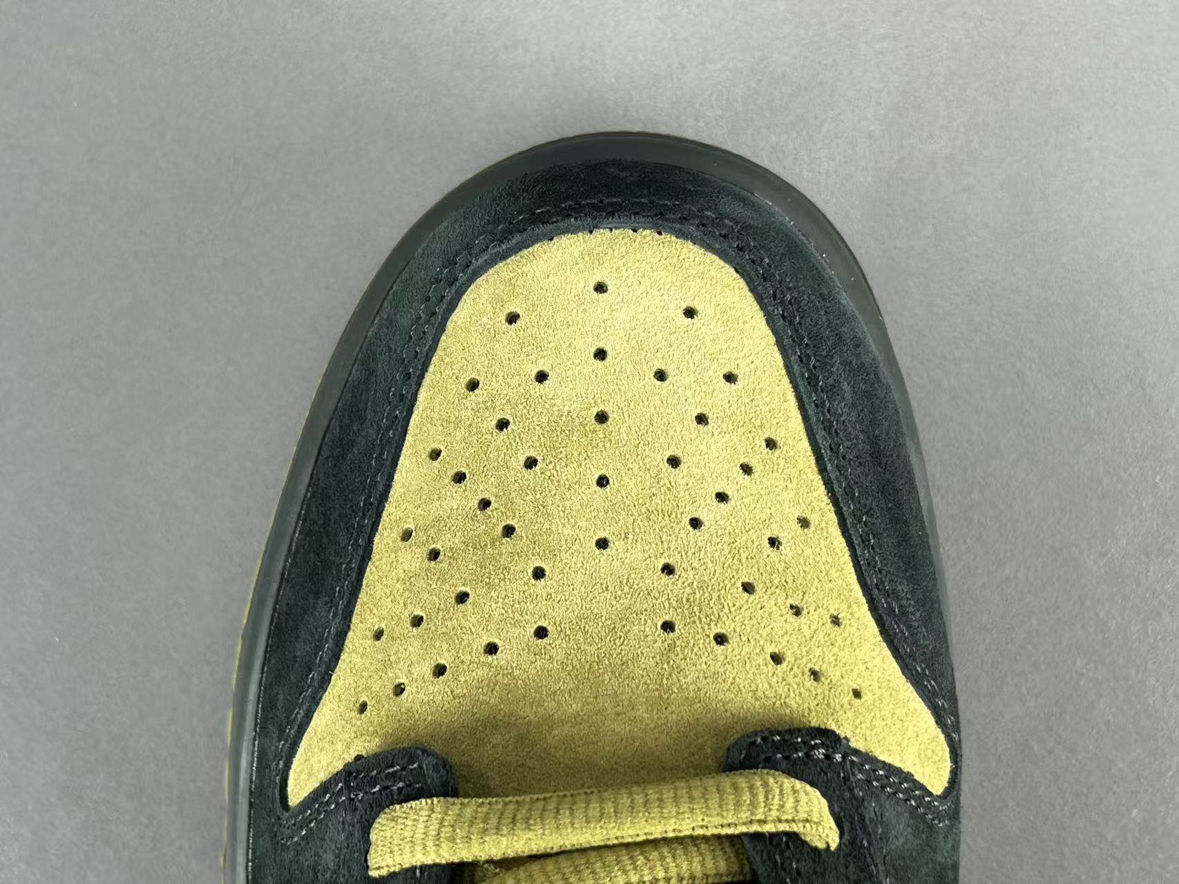 Nike x Supreme Dunk SB Low Low-top skate sneakers in yellow and black, featuring comfortable wear, Asia-exclusive edition, and slip-resistant, durable sole. Suitable for men and women (unisex). - Image 5