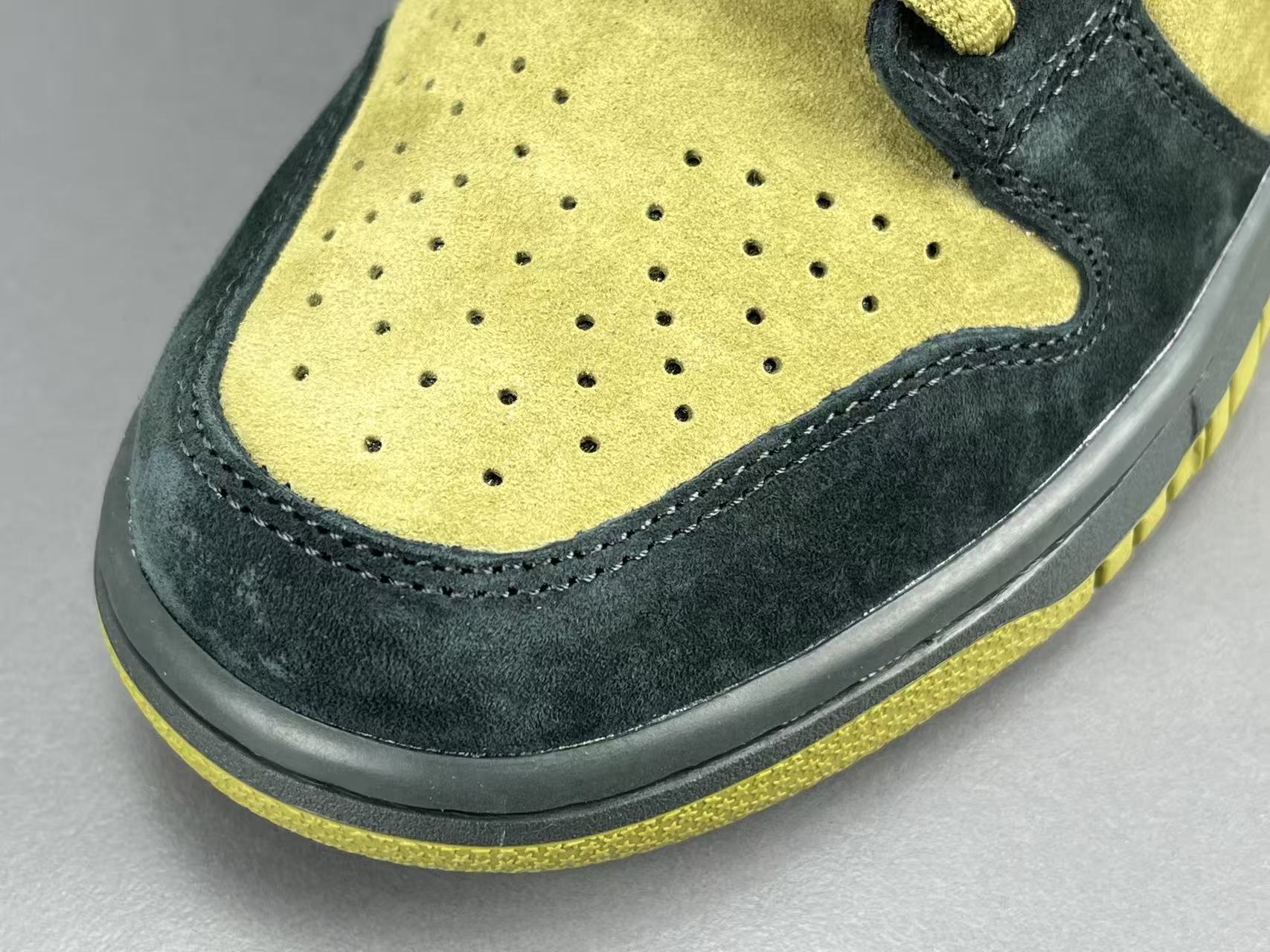 Nike x Supreme Dunk SB Low Low-top skate sneakers in yellow and black, featuring comfortable wear, Asia-exclusive edition, and slip-resistant, durable sole. Suitable for men and women (unisex). - Image 6