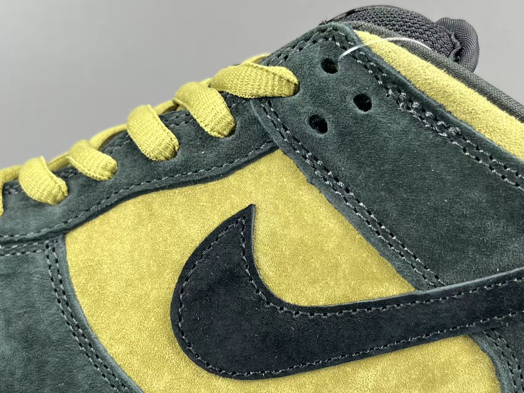 Nike x Supreme Dunk SB Low Low-top skate sneakers in yellow and black, featuring comfortable wear, Asia-exclusive edition, and slip-resistant, durable sole. Suitable for men and women (unisex). - Image 8