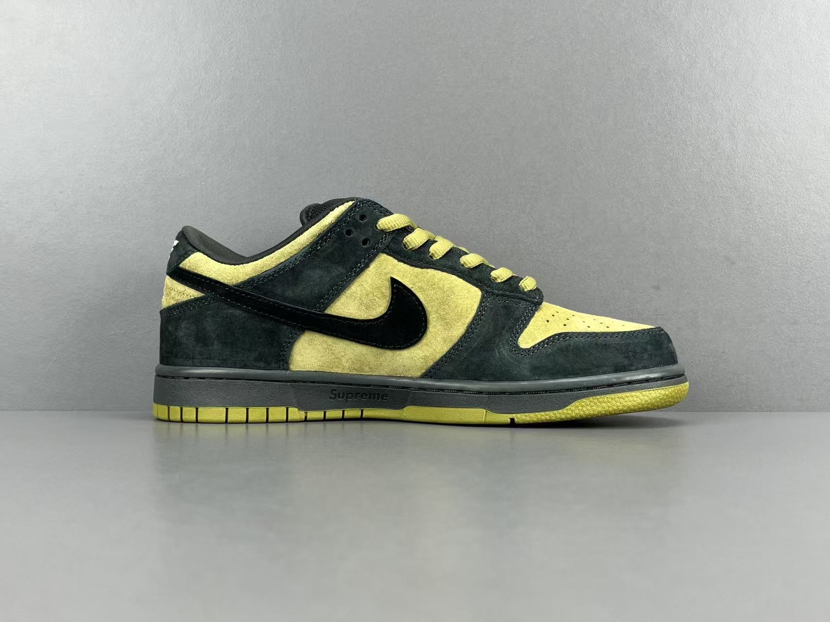 Nike x Supreme Dunk SB Low Low-top skate sneakers in yellow and black, featuring comfortable wear, Asia-exclusive edition, and slip-resistant, durable sole. Suitable for men and women (unisex). - Image 10