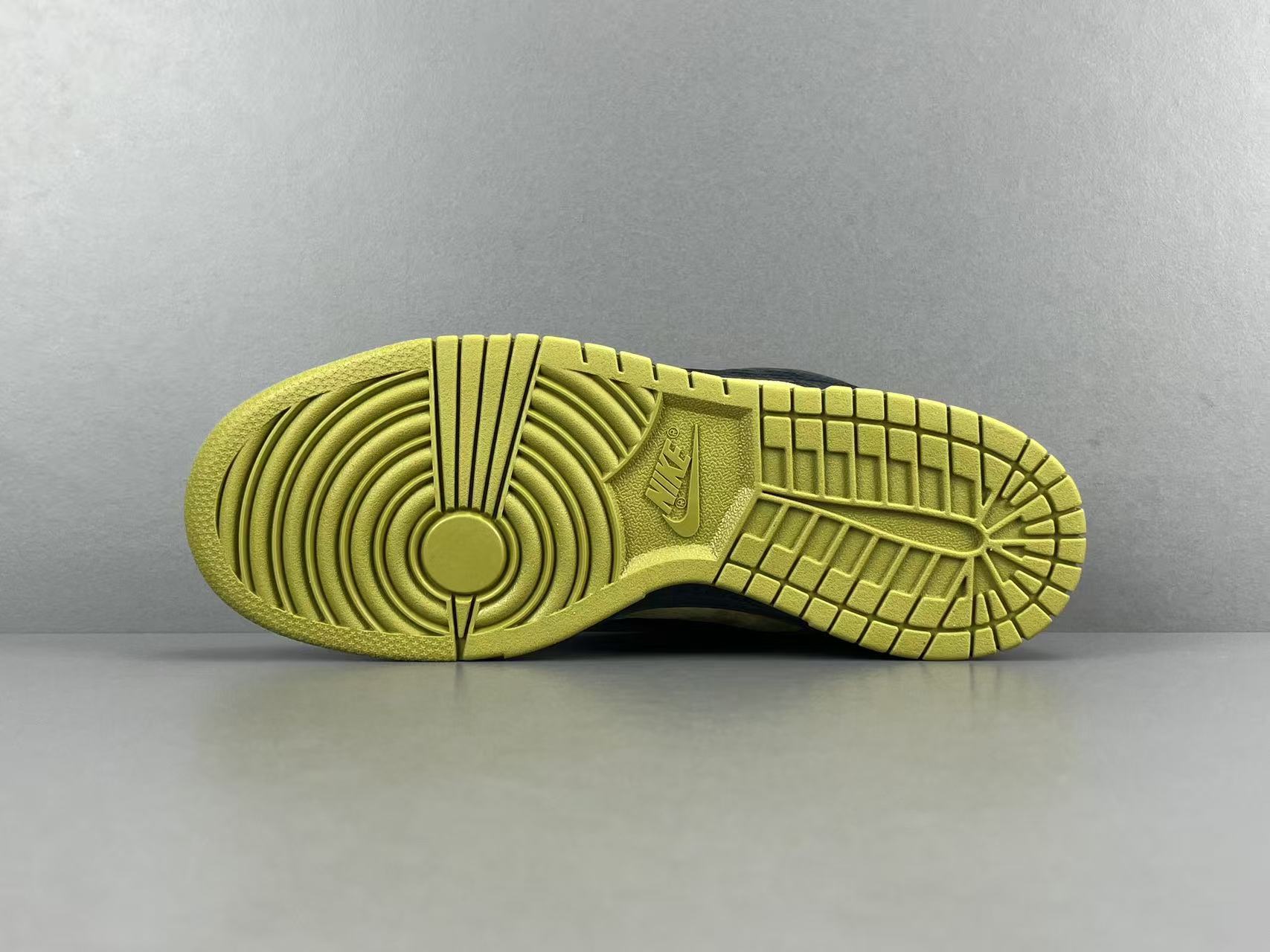 Nike x Supreme Dunk SB Low Low-top skate sneakers in yellow and black, featuring comfortable wear, Asia-exclusive edition, and slip-resistant, durable sole. Suitable for men and women (unisex). - Image 11