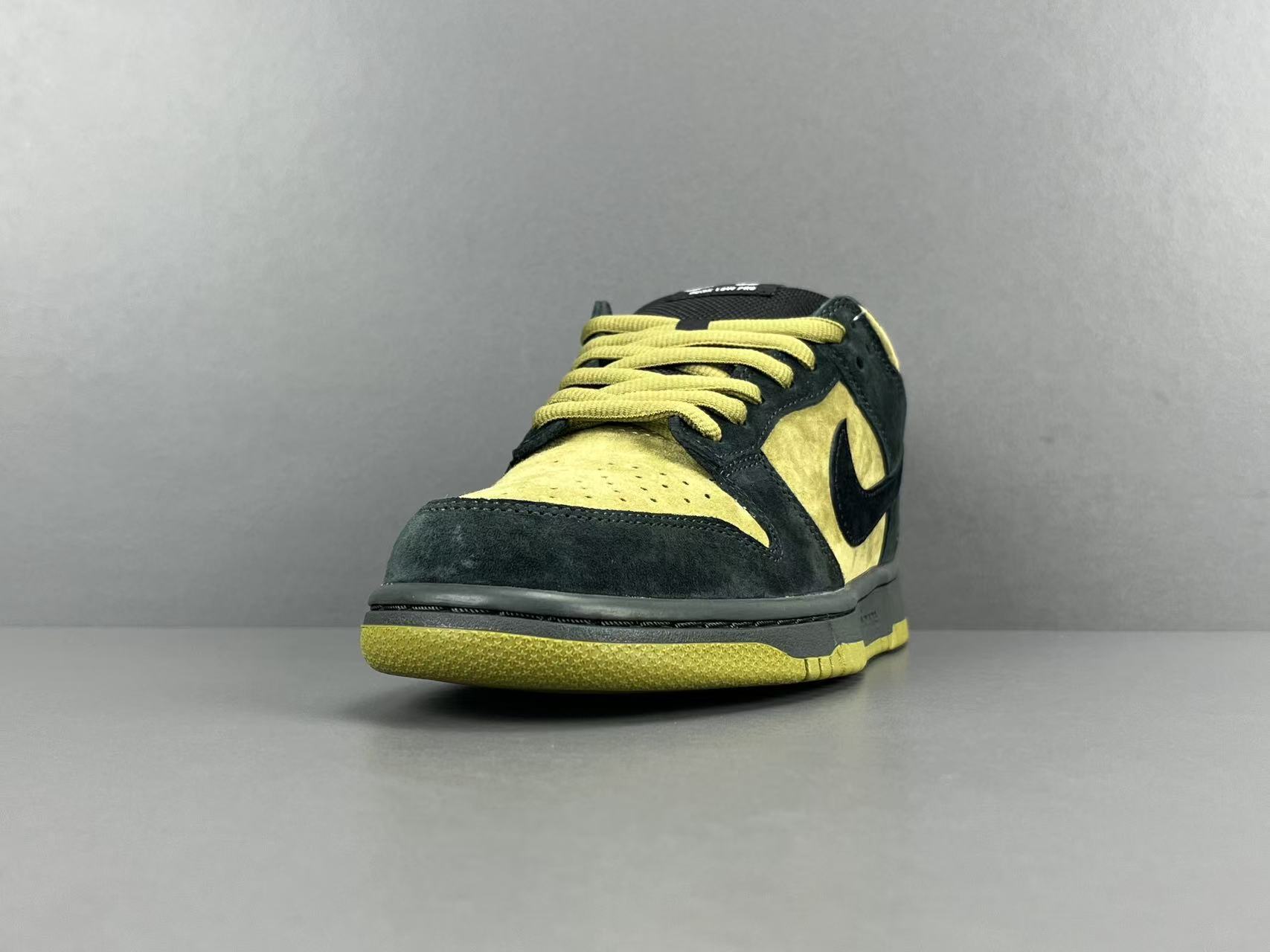 Nike x Supreme Dunk SB Low Low-top skate sneakers in yellow and black, featuring comfortable wear, Asia-exclusive edition, and slip-resistant, durable sole. Suitable for men and women (unisex). - Image 12