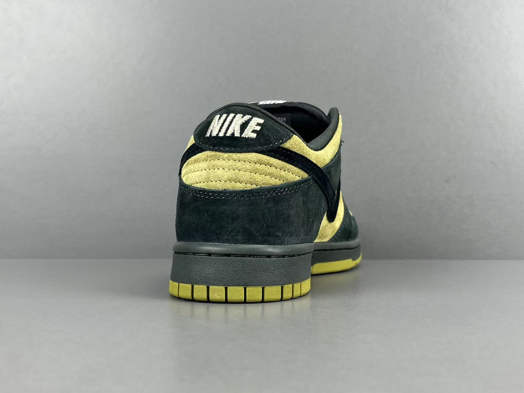 Nike x Supreme Dunk SB Low Low-top skate sneakers in yellow and black, featuring comfortable wear, Asia-exclusive edition, and slip-resistant, durable sole. Suitable for men and women (unisex). - Image 13