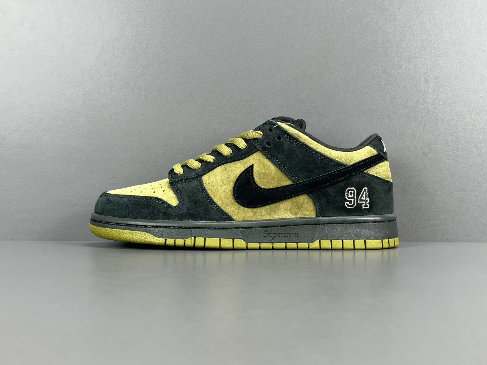 Nike x Supreme Dunk SB Low Low-top skate sneakers in yellow and black, featuring comfortable wear, Asia-exclusive edition, and slip-resistant, durable sole. Suitable for men and women (unisex).