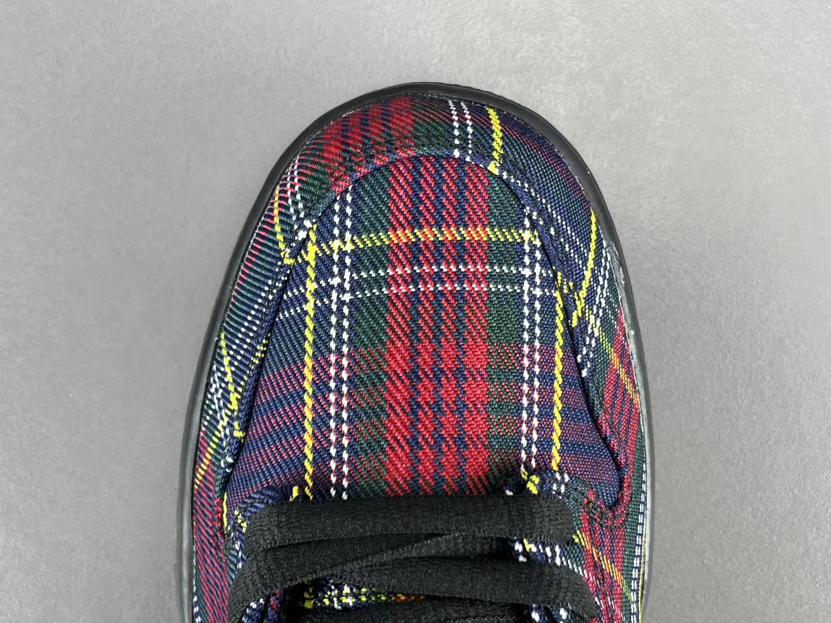 – Nike x Supreme Dunk Low SUP Low-top casual skate sneakers in a collaborative edition, featuring comfortable everyday wear. Suitable for men and women (unisex). - Image 3