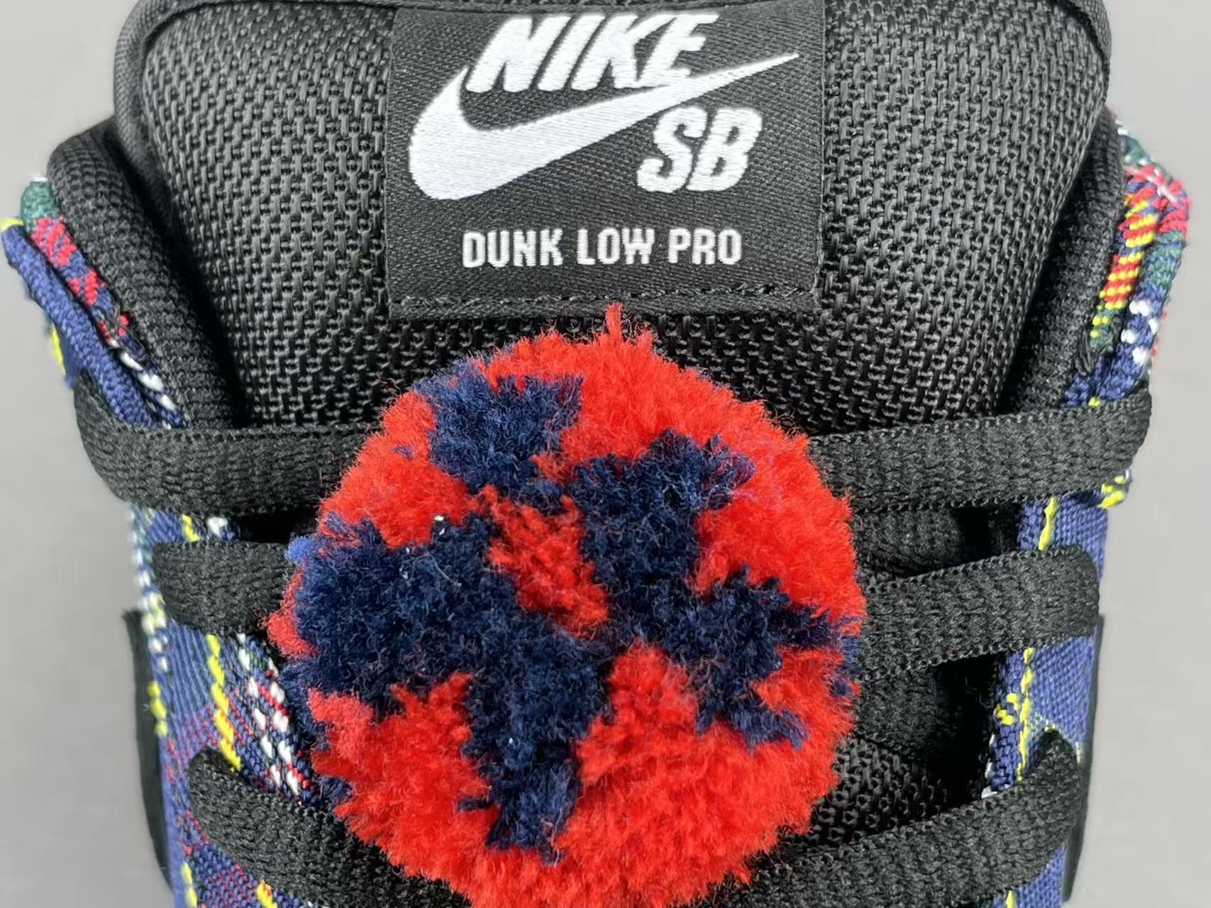– Nike x Supreme Dunk Low SUP Low-top casual skate sneakers in a collaborative edition, featuring comfortable everyday wear. Suitable for men and women (unisex). - Image 4