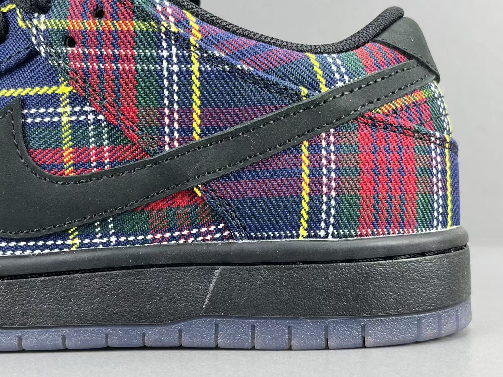 – Nike x Supreme Dunk Low SUP Low-top casual skate sneakers in a collaborative edition, featuring comfortable everyday wear. Suitable for men and women (unisex). - Image 6