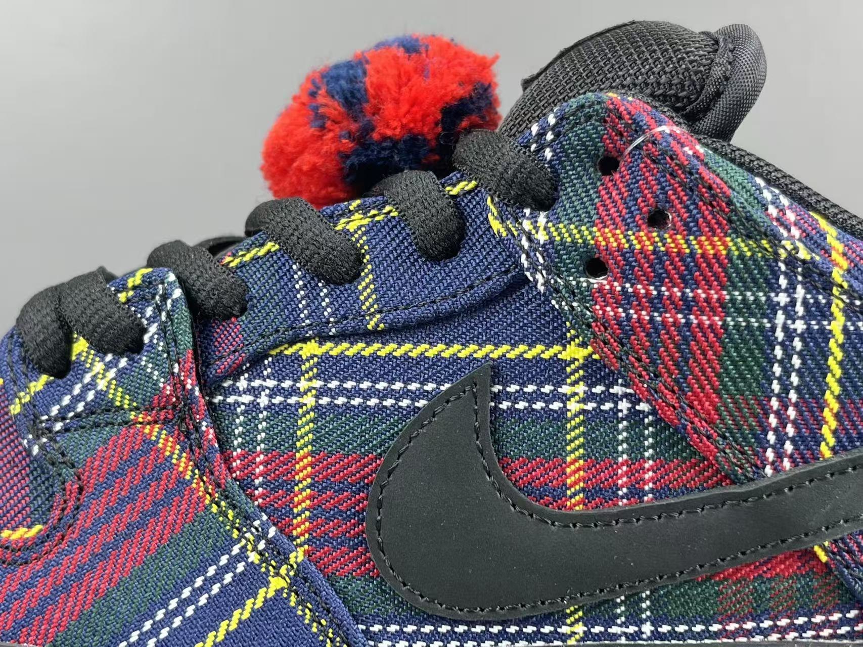 – Nike x Supreme Dunk Low SUP Low-top casual skate sneakers in a collaborative edition, featuring comfortable everyday wear. Suitable for men and women (unisex). - Image 8