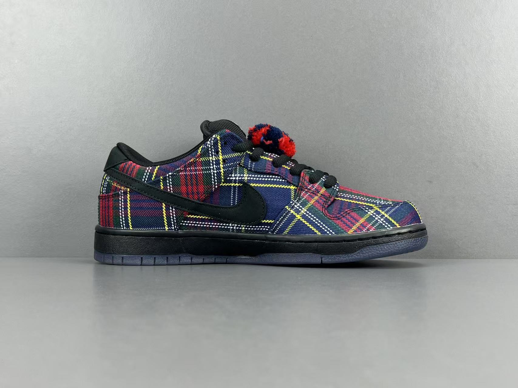 – Nike x Supreme Dunk Low SUP Low-top casual skate sneakers in a collaborative edition, featuring comfortable everyday wear. Suitable for men and women (unisex). - Image 10